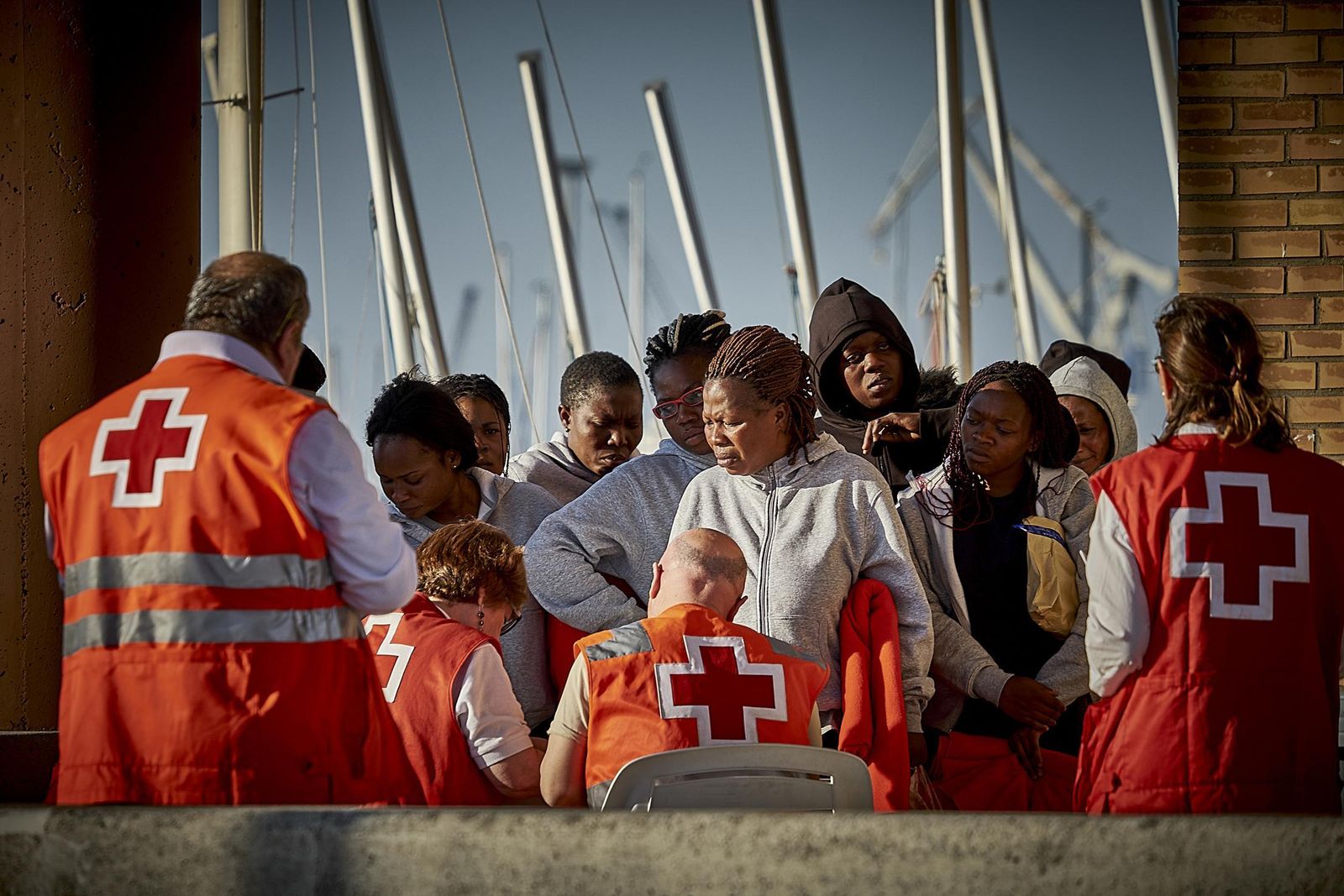 Mujeres y niños migrantes llegan a Puerto Elcano