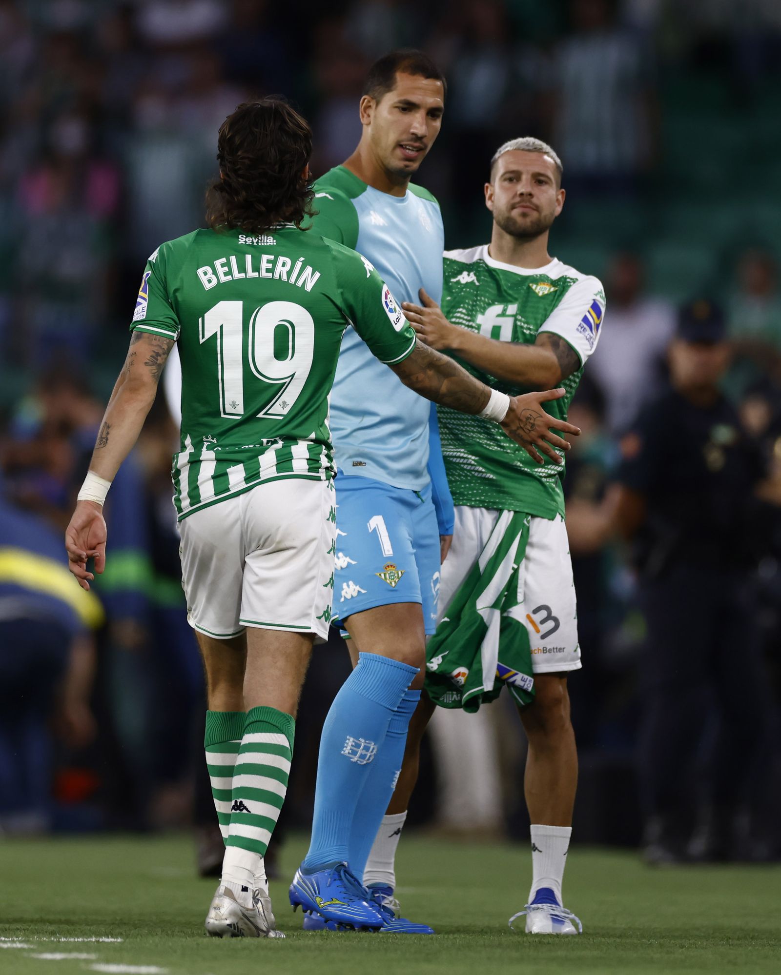 Bellerín y Ruibal saludan a Joel al final del partido.