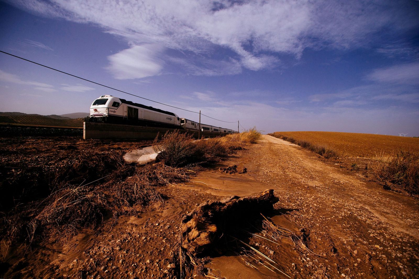 El tren descarrilado a su paso por Teba.