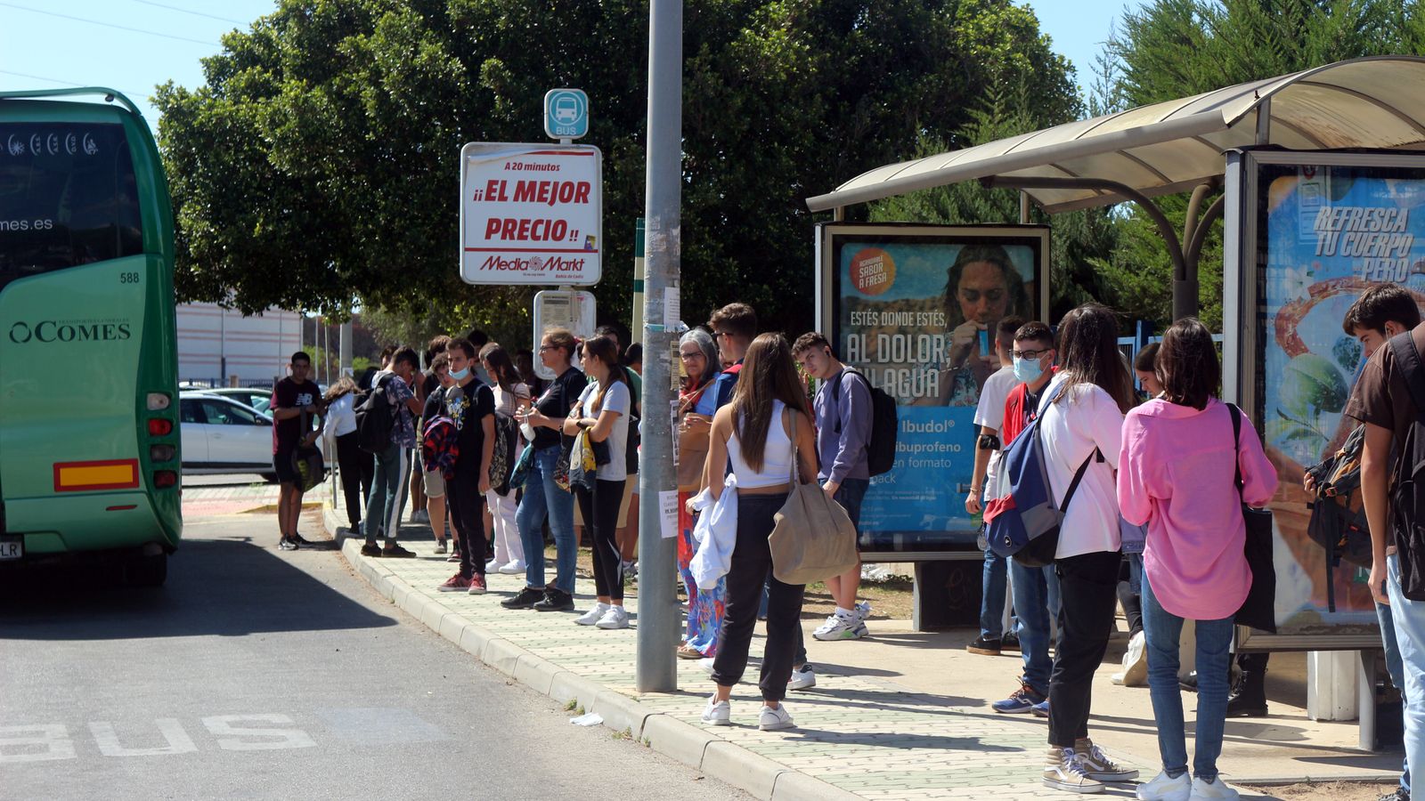 Usuarios del transporte público, este lunes en el Campus de Puerto Real