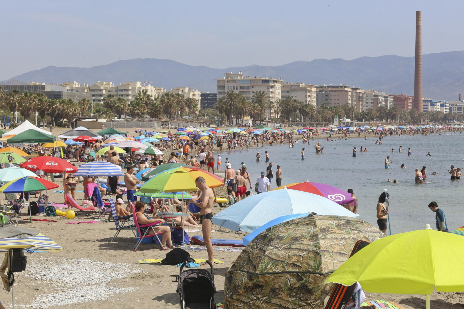 Un domingo de playa en Málaga, en fotos.