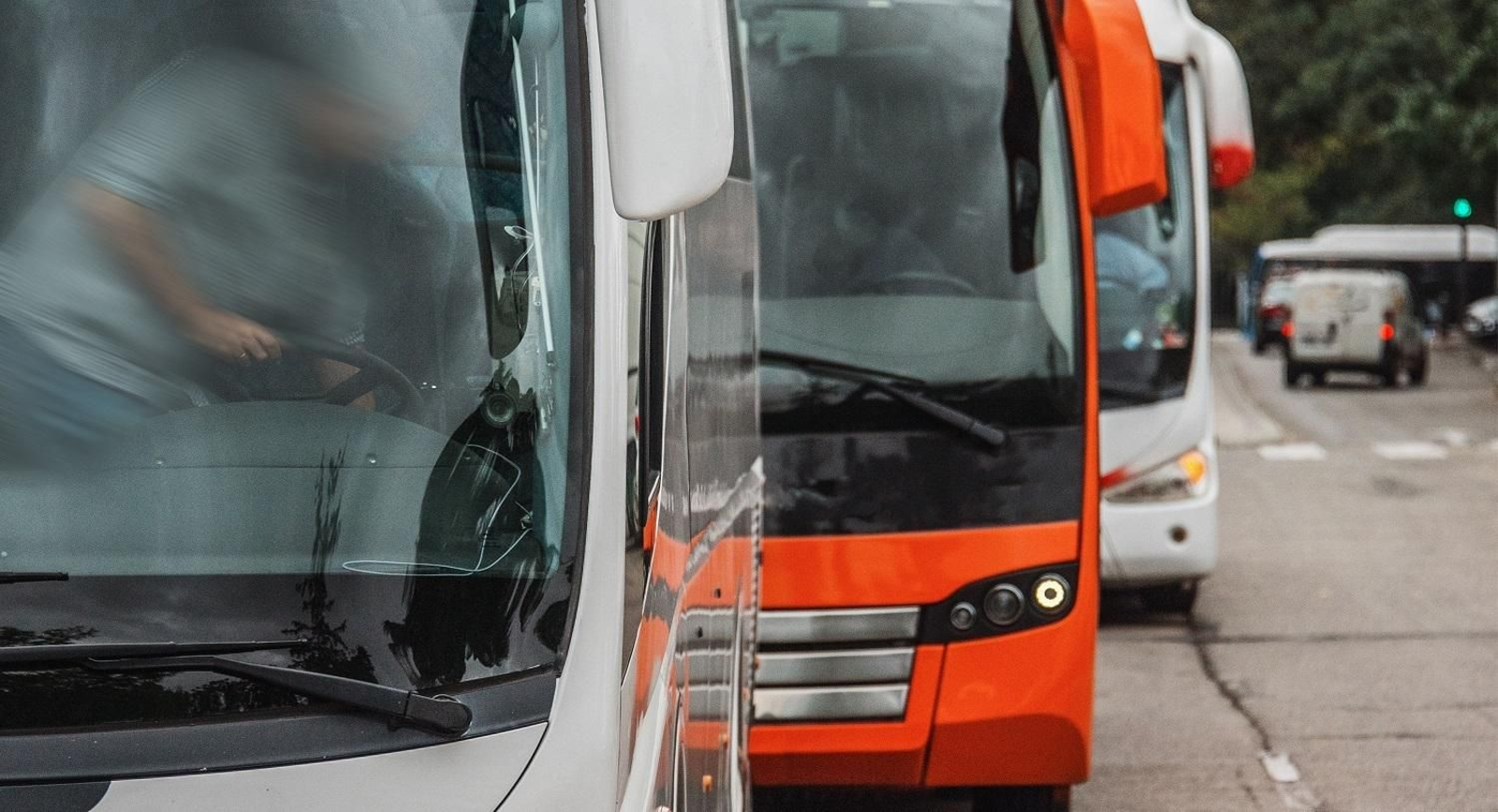 Autobuses circulando por la ciudad. Autobuses circulando por la ciudad.