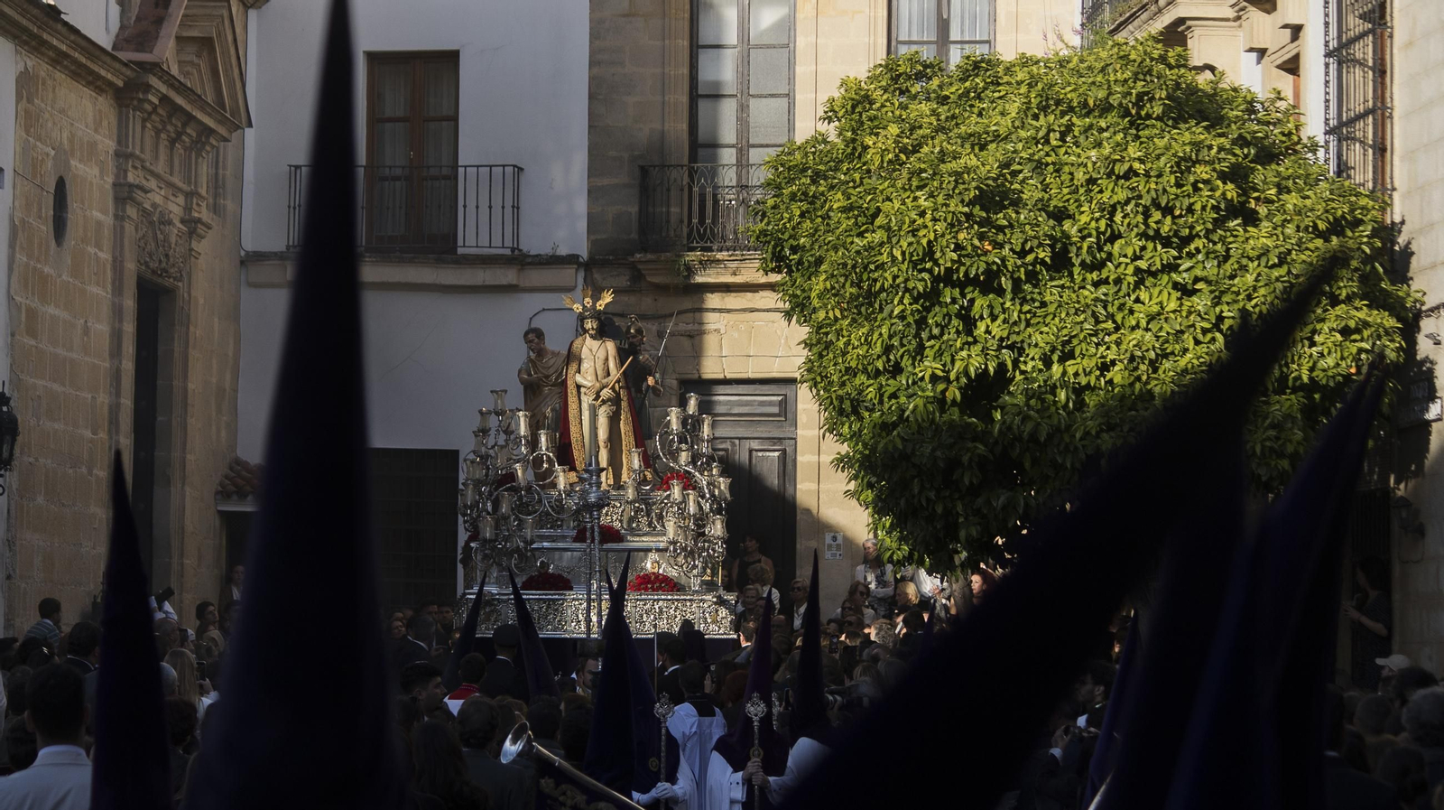 Imágenes de la Hermandad de El Mayor Dolor en el Jueves Santo de Jerez 2025