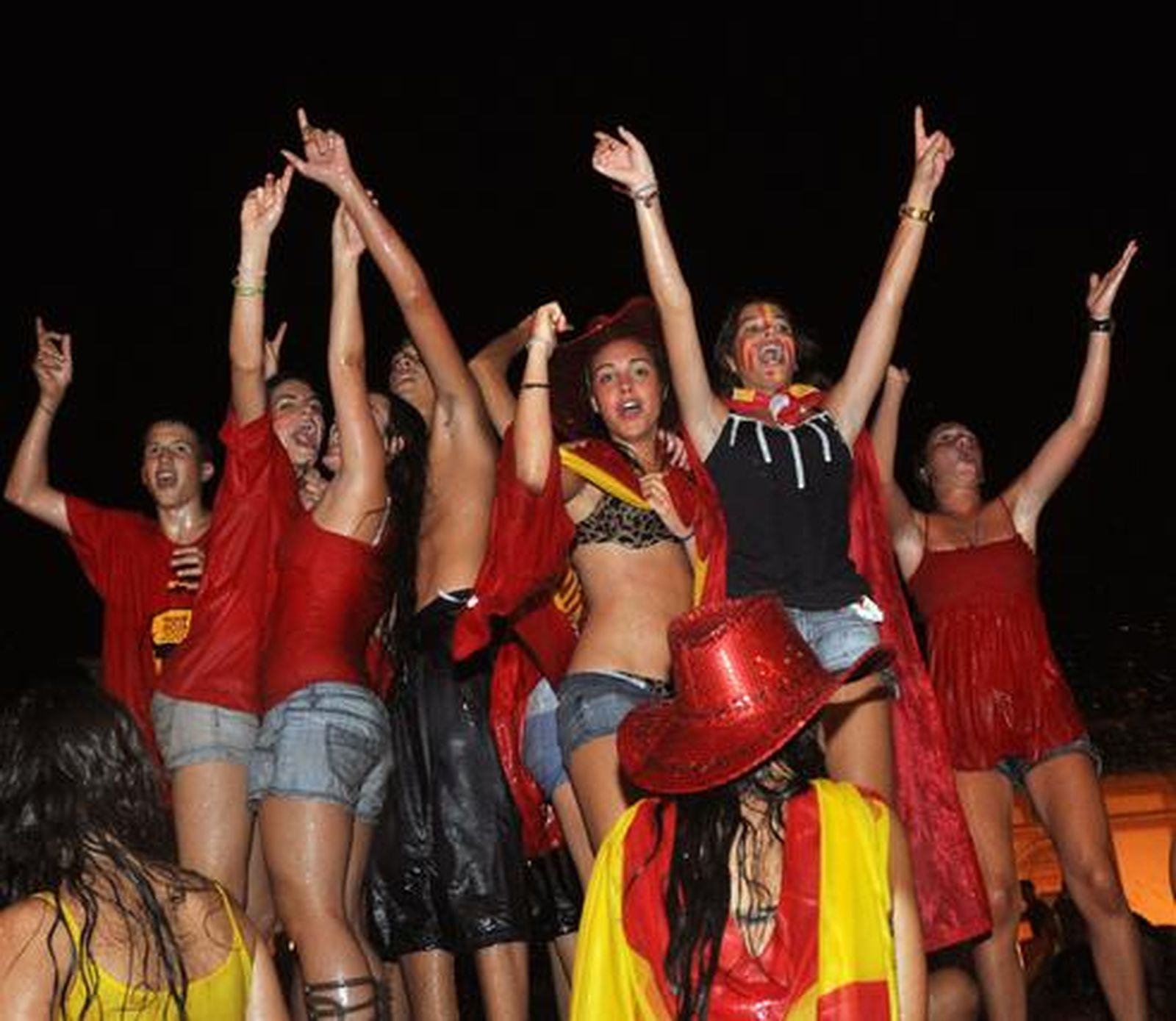 Chicos festejando en Puerta Jerez. 

Foto: Manuel Gómez