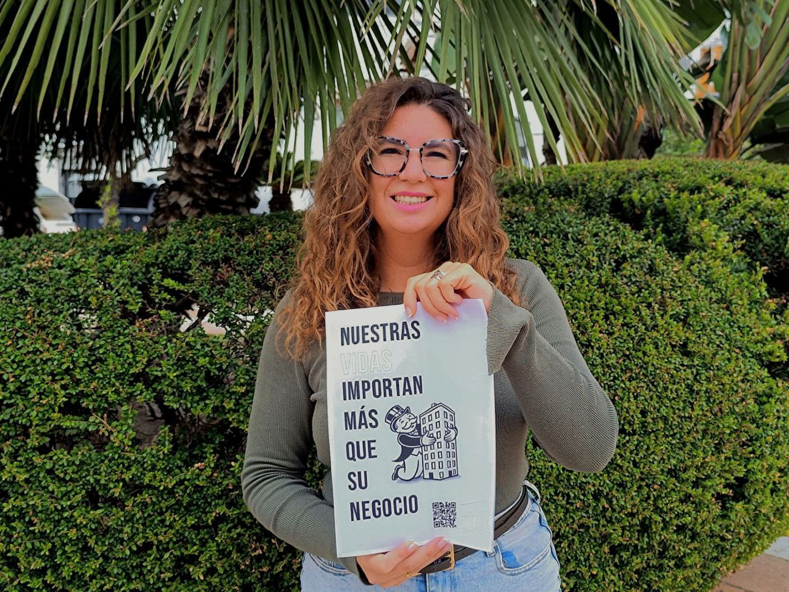 Carolina Rodríguez, con el cartel de la campaña.