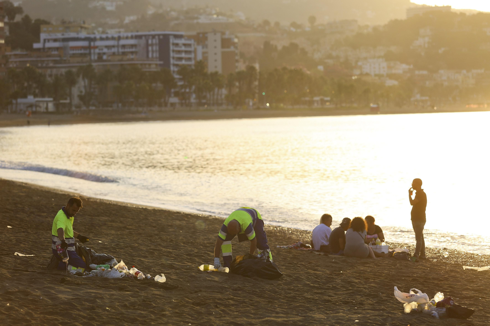 Las fotos de la basura en las playas de Málaga tras San Juan