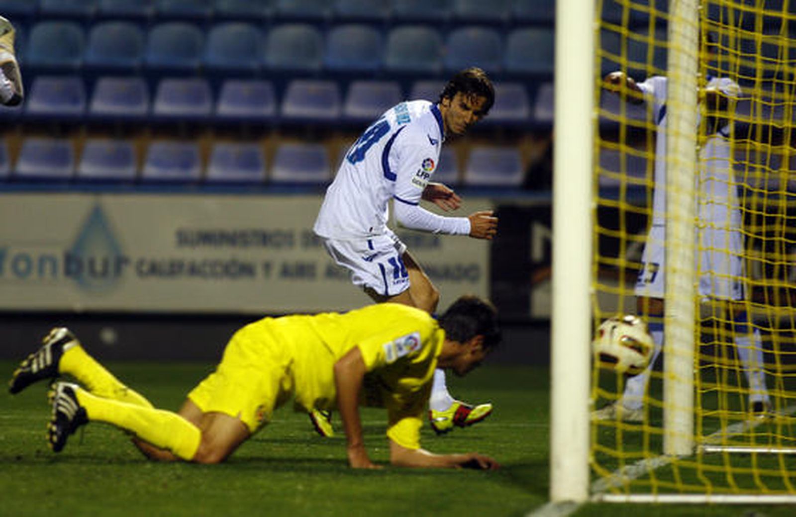 El Xerez vuelve a saborear el triunfo después de seis jornadas gracias a los goles de Héctor (pp) y Óscar Díaz./Fotos:LOF

Foto: LOF