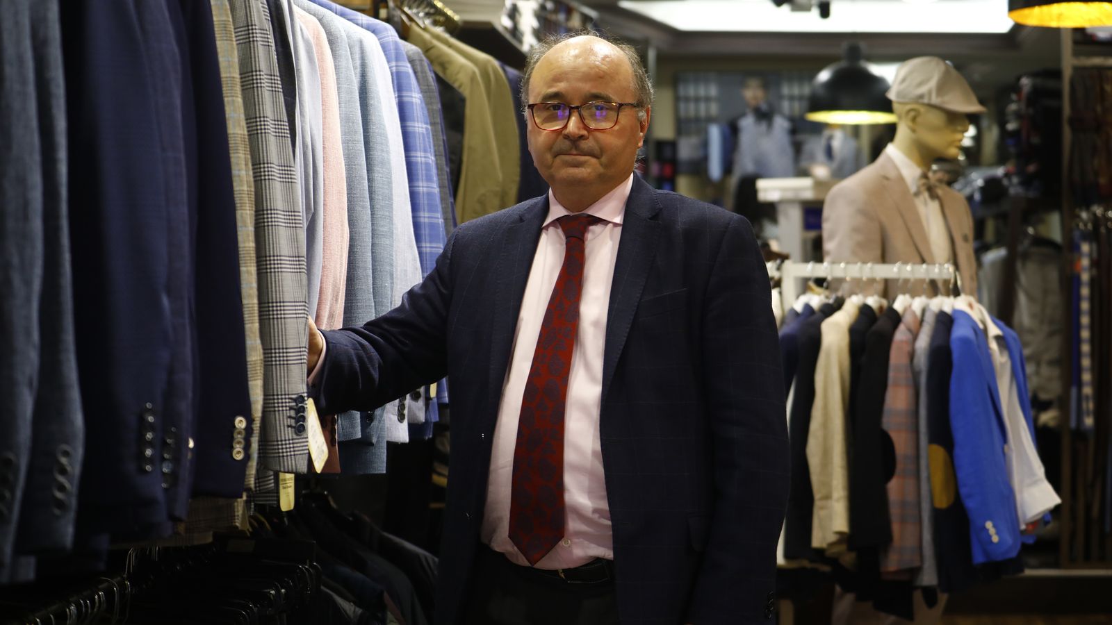 Pedro Jiménez posa junto a algunas de las prendas de su tienda.