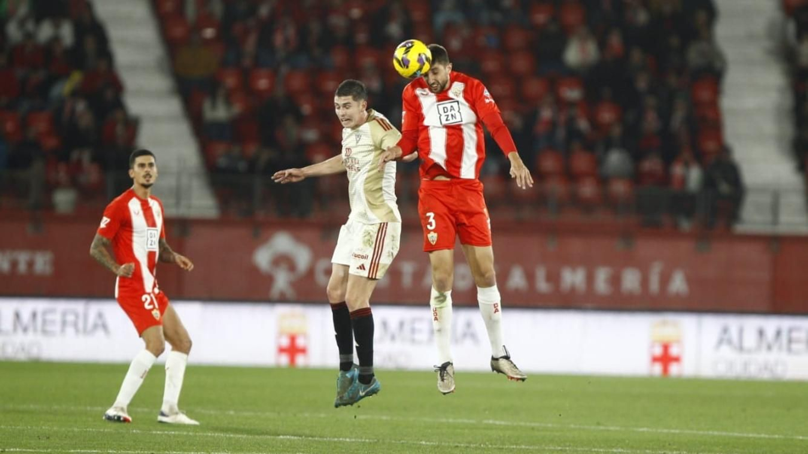 Édgar se impone en un duelo aéreo a Joaquín Panichelli.