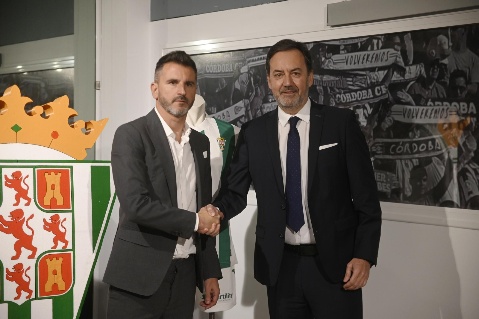 Ania estrecha la mano de Monterrubio durante su renovación.