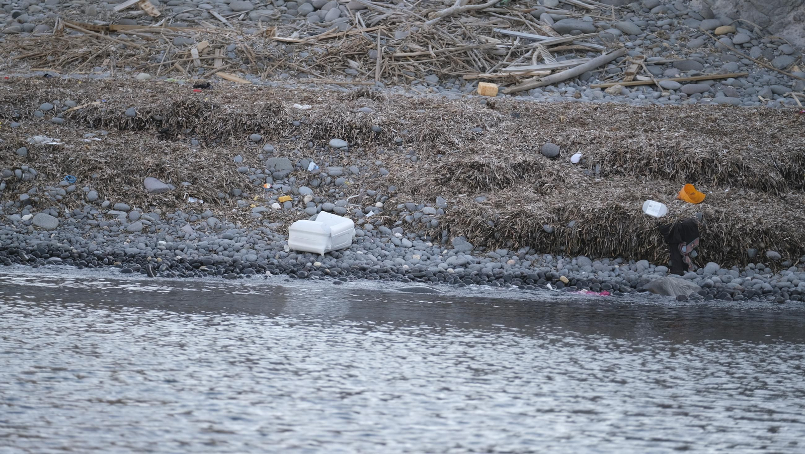 Una jornada con el servicio marítimo de la Policía Local de Níjar, en imágenes