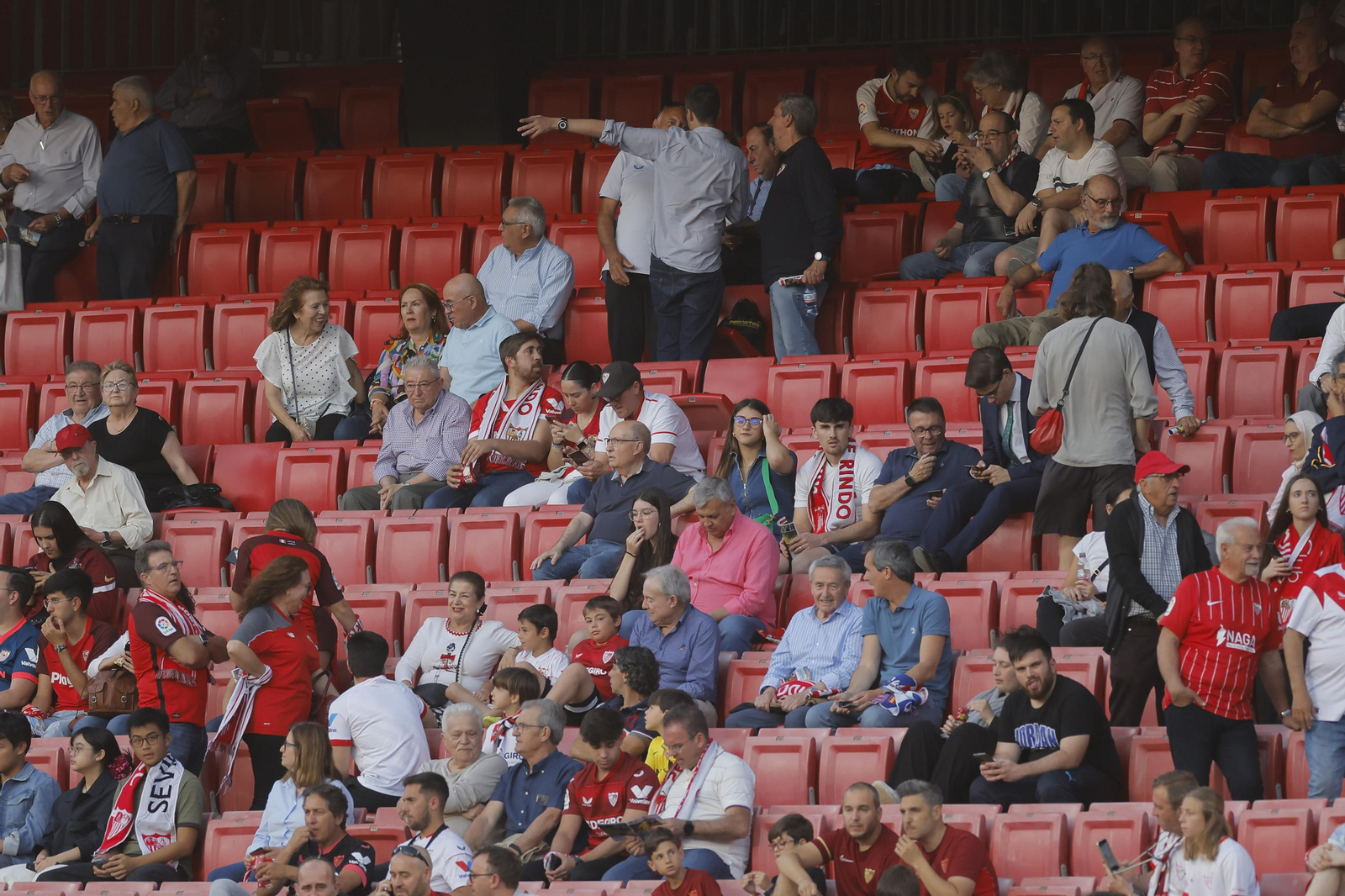 Búscate en las fotos del Sevilla -Villarreal