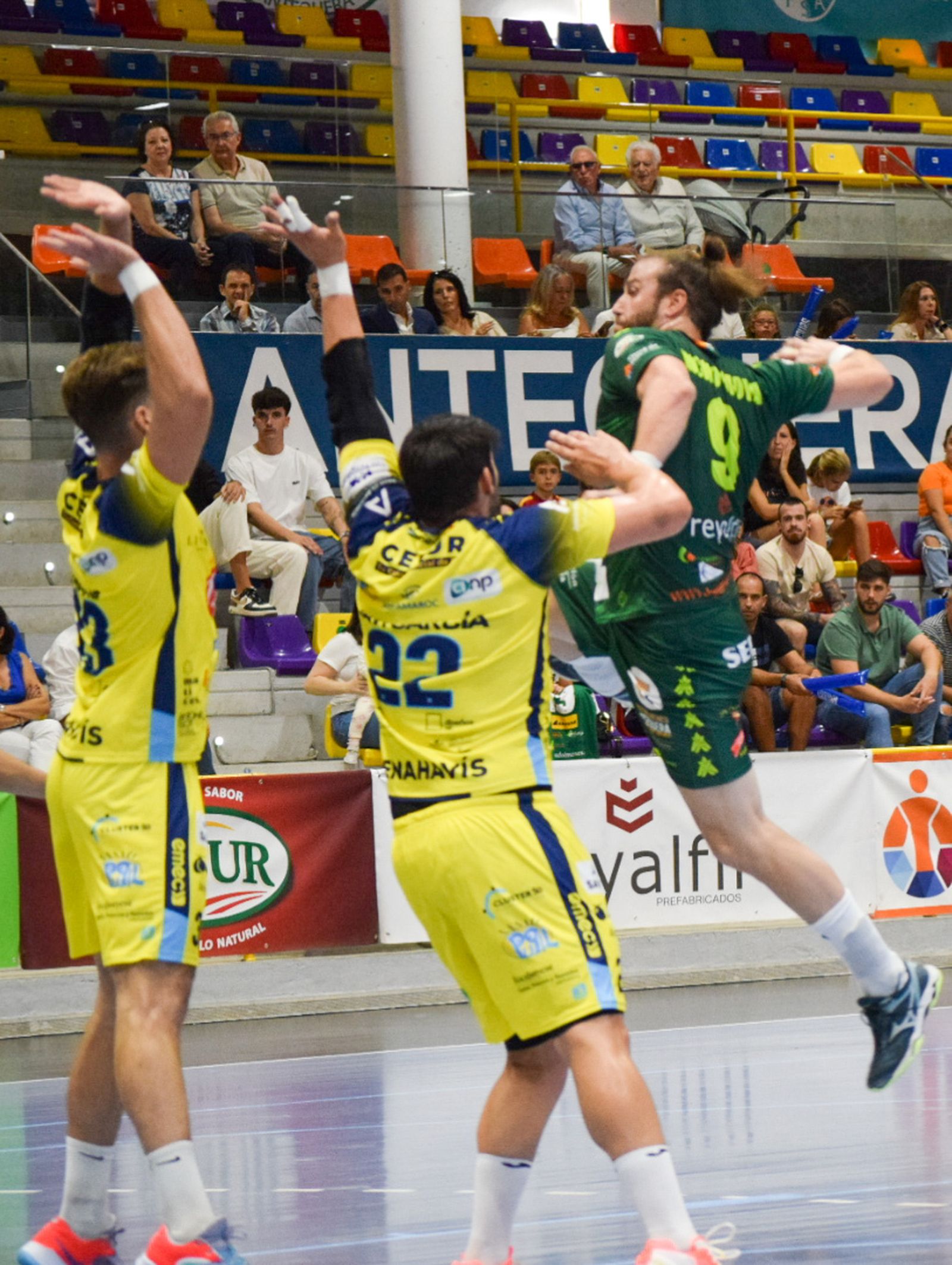 Nacho Moya, ante la defensa del Trops.