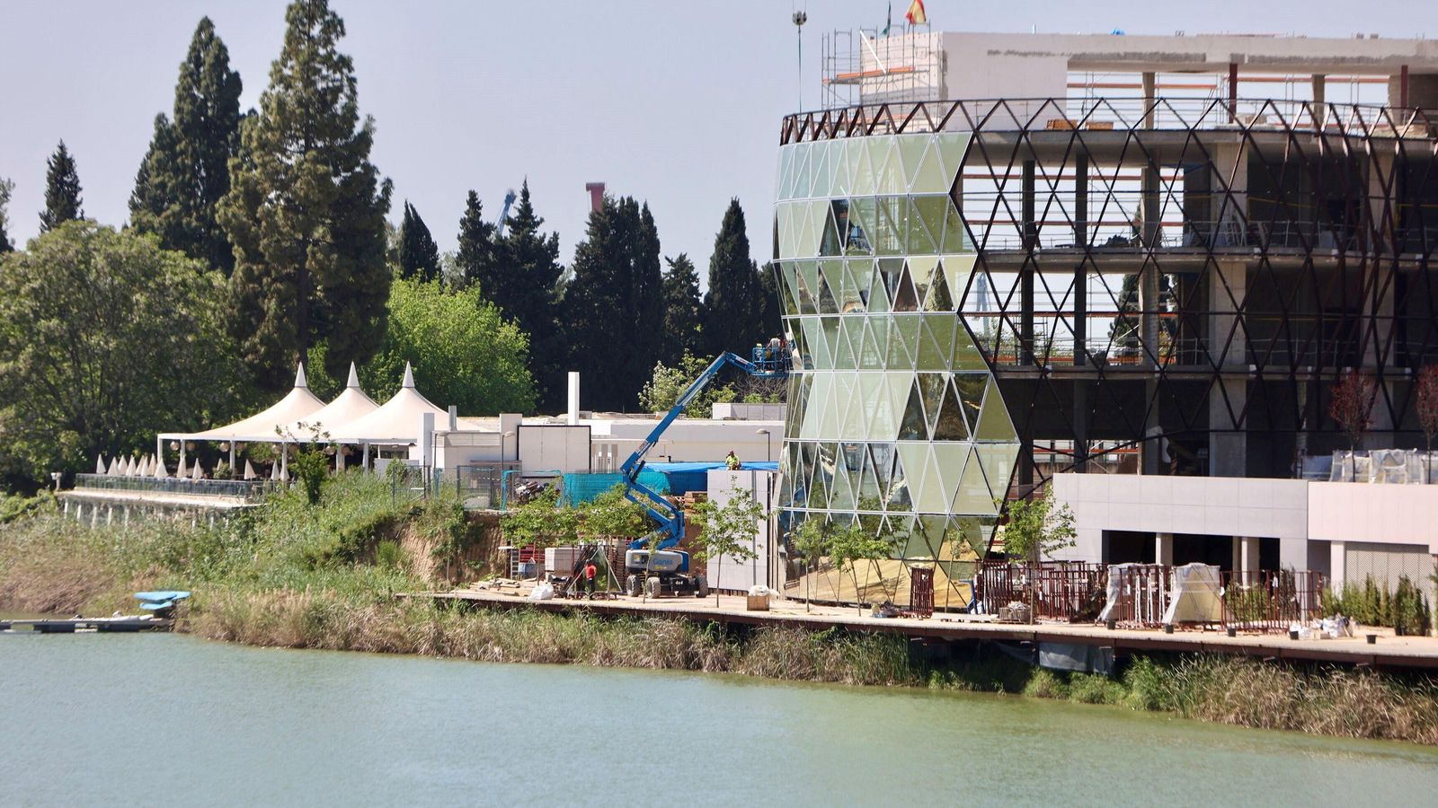 Otra perspectiva del edificio de los 'espejitos'.