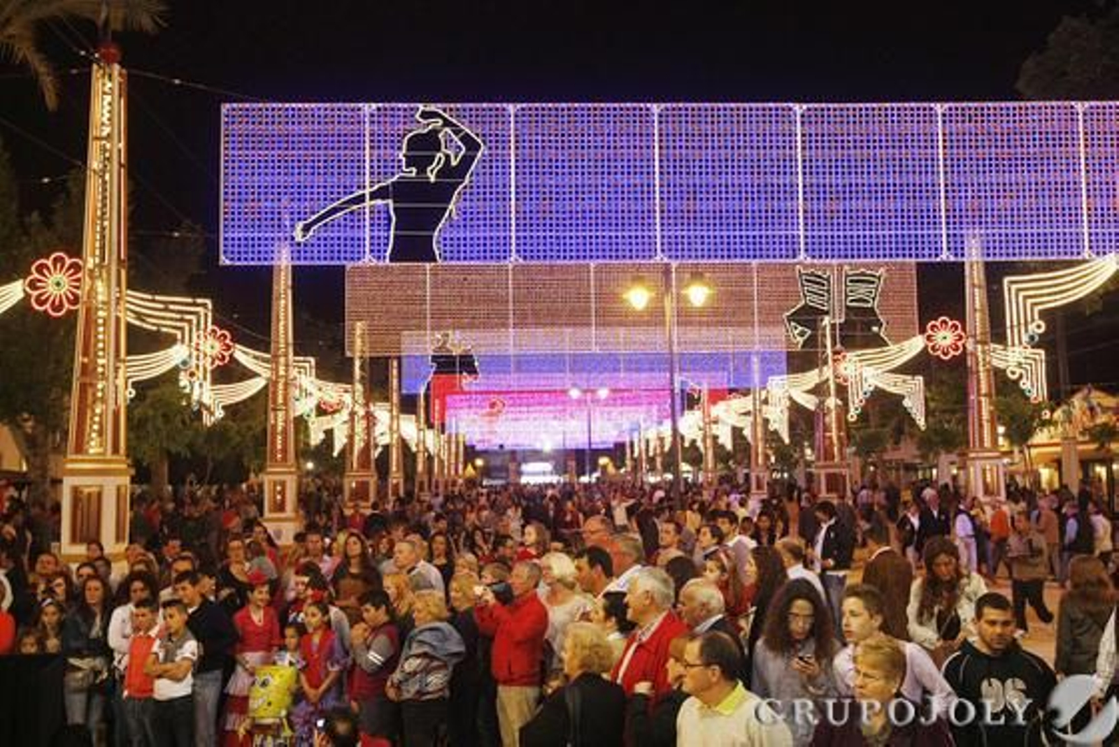 Aspecto que presentaba anoche el alumbrado del Paseo Principal del parque González Hontoria.   Foto: Juan Carlos Toro