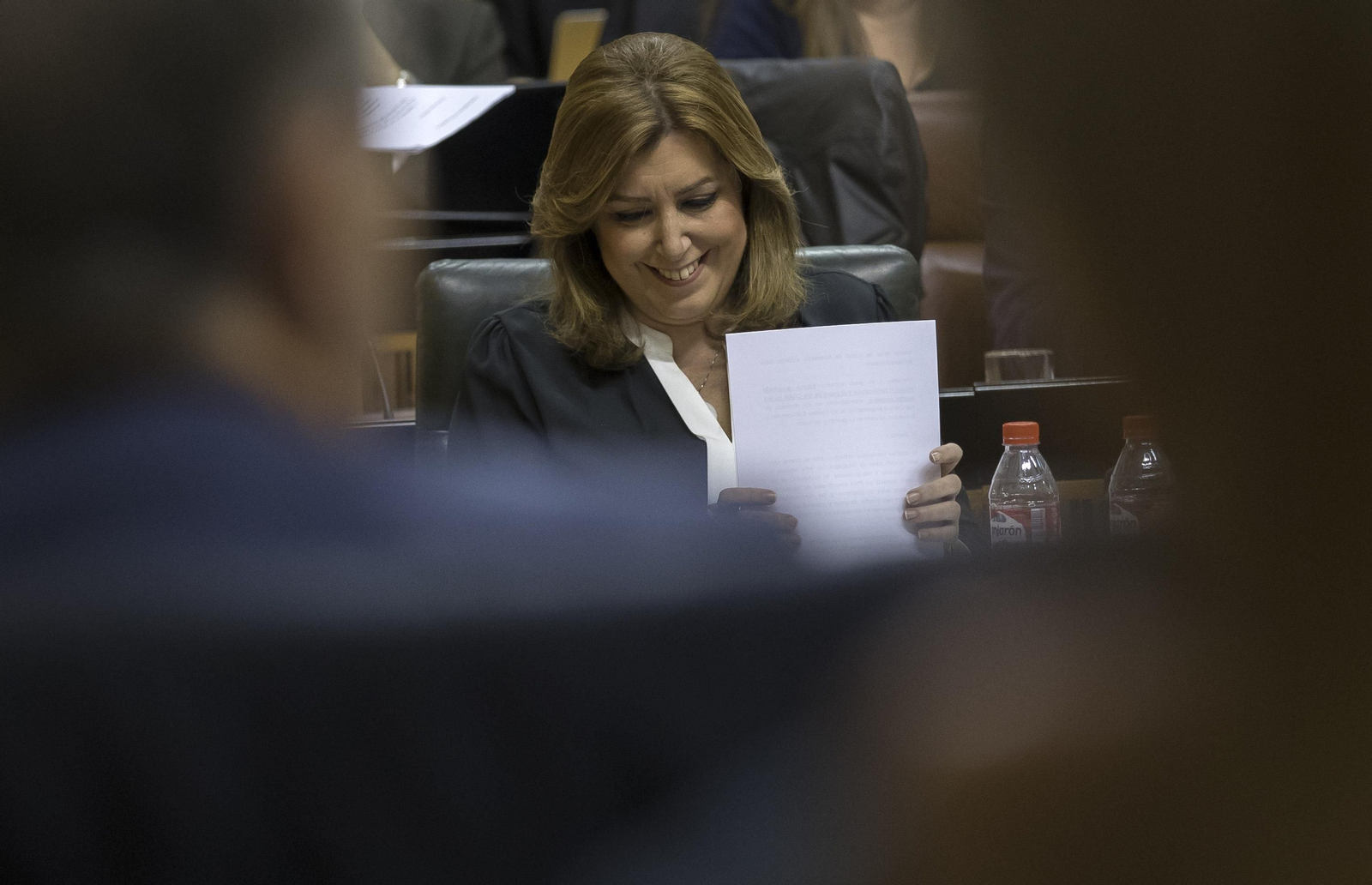 Susana Díaz sonríe en su escaño tras intervenir en el Parlamento.