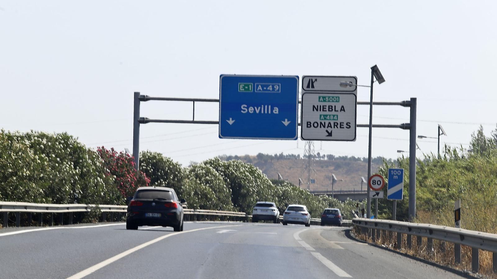 Tránsito de vehículos por la carretera A-49. Tránsito de vehículos por la carretera A-49.
