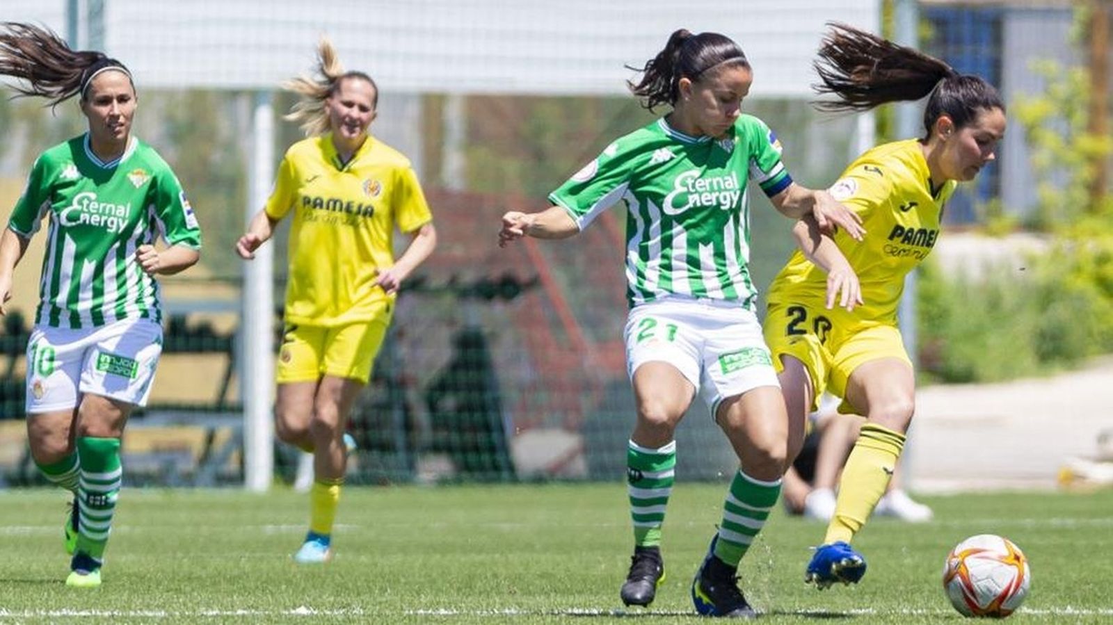 Paula Perea y Ainoa disputando el balón durante el encuentro disputado este domingo.