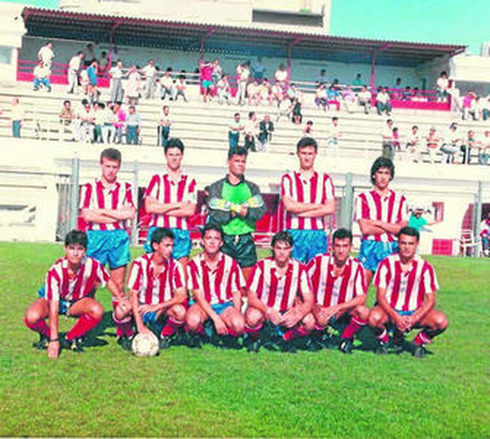 Superpaco (agachado con el balón), con el Algeciras juvenil en 1988.