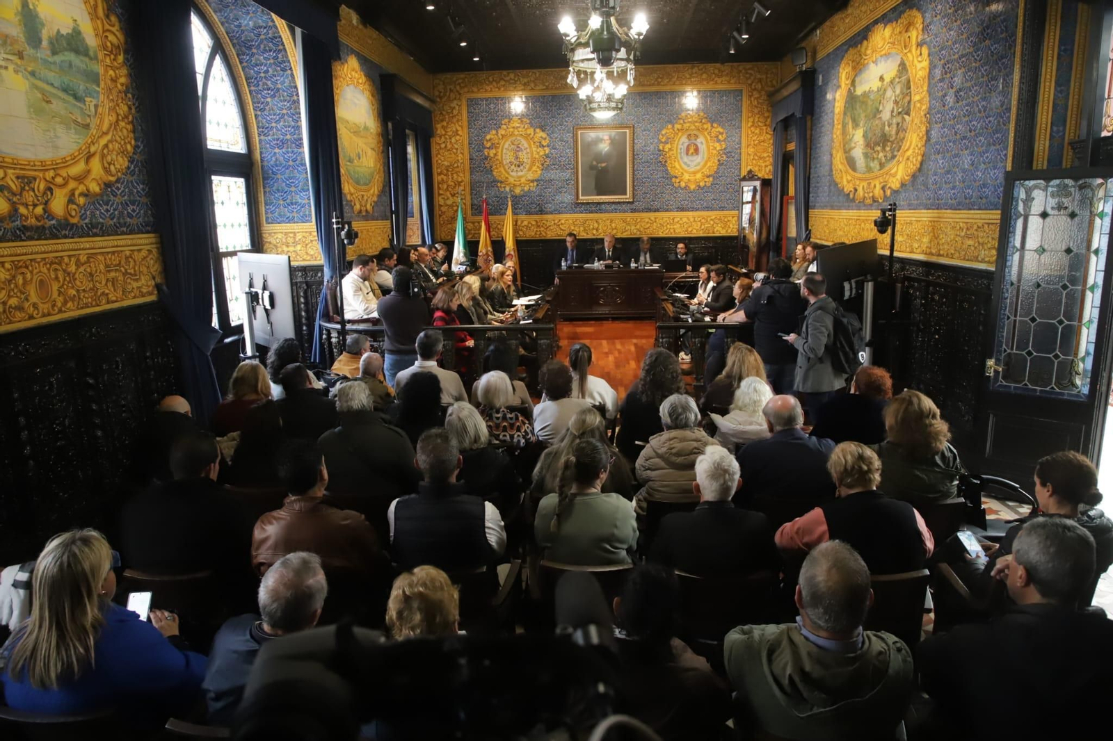 Aspecto del salón de Plenos, repleto hasta la bandera, en una jornada con ambiente de expectación casi taurina.
