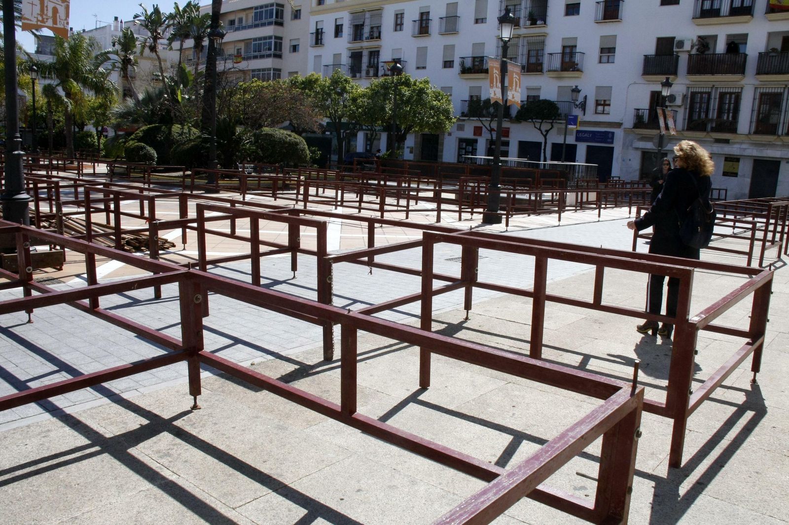 Montaje de la Carrera Oficial en la plaza Isaac Peral.