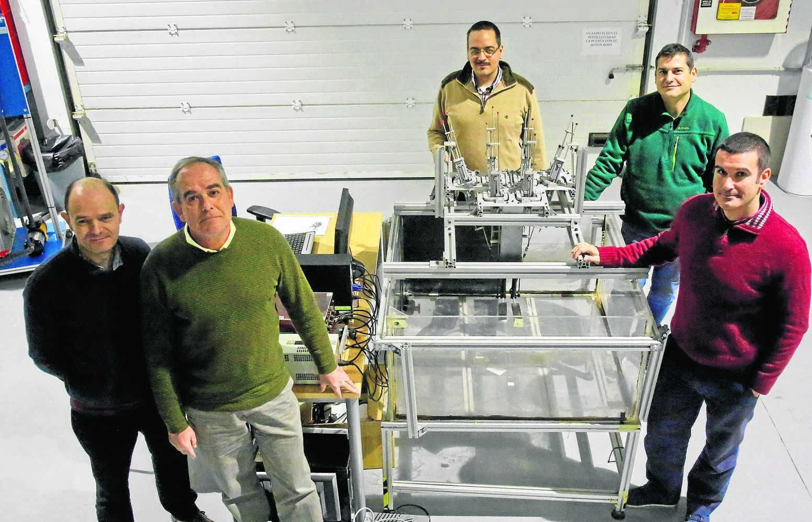 Delante, de izda. a dcha., Joaquín Ortega, Ramón Fernández y Carlos del Pino, detrás José Velázquez (con gafas) y Sergio Pinazo, del grupo de Mecánica de Fluidos.
