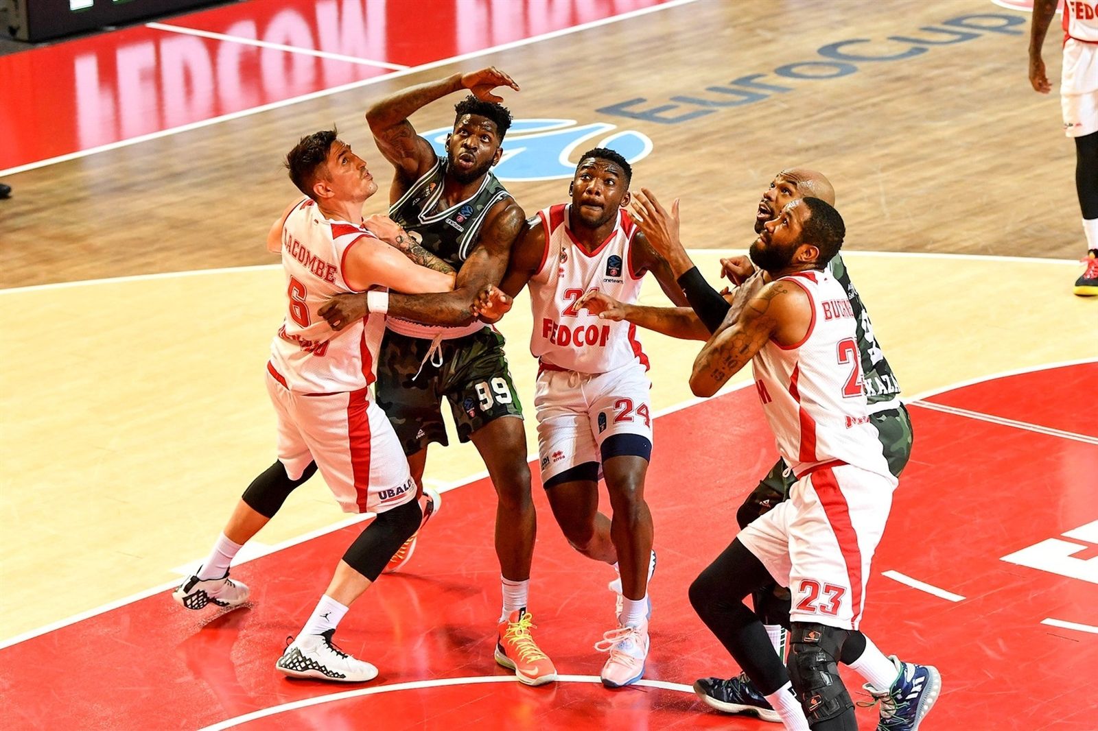 Ouattara, en el centro con el dorsal 24, pugna por un rebote en el duelo de Eurocup entre el Mónaco y el Unics Kazan.