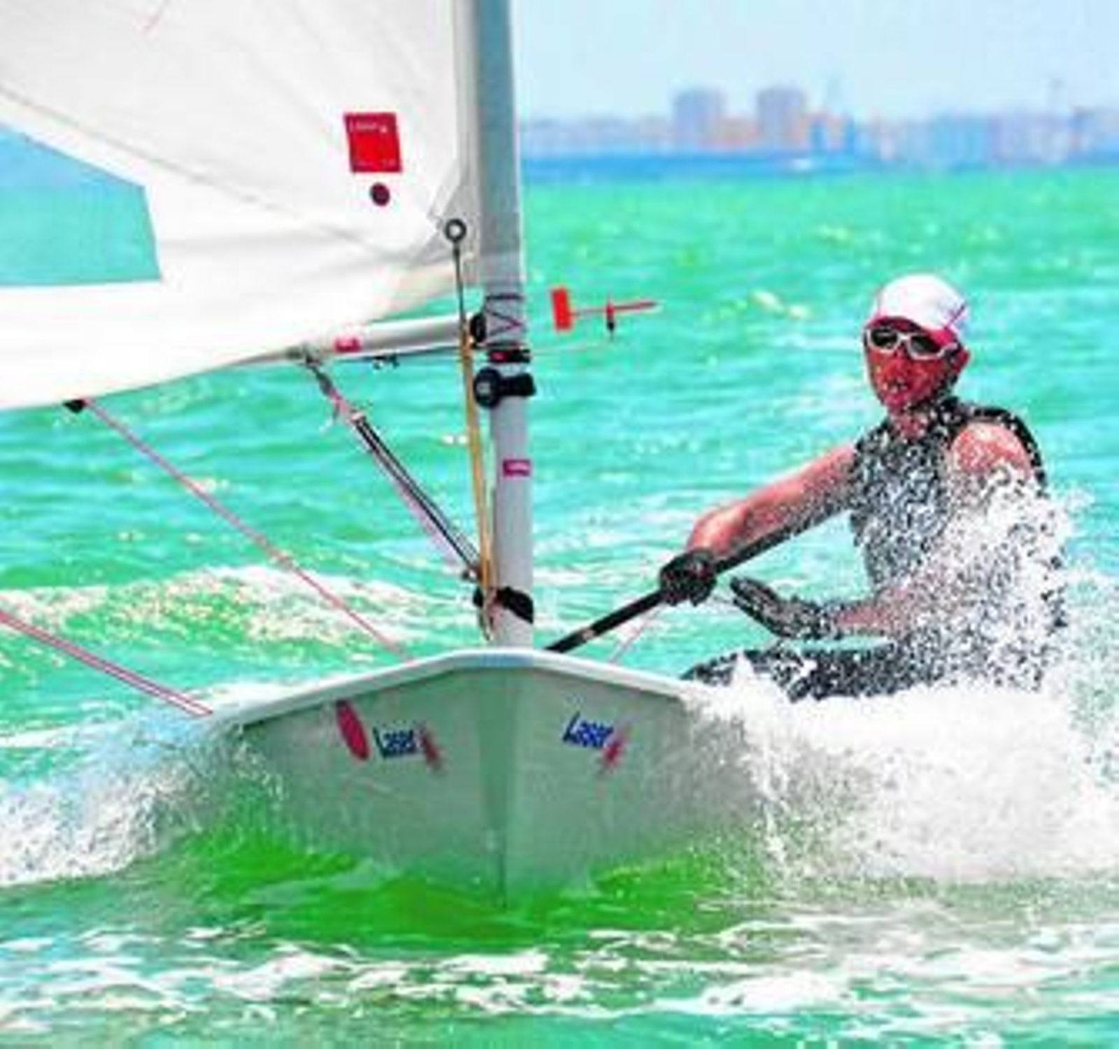 El onubense Guillermo Flores, navegando en aguas de la bahía de Cádiz.