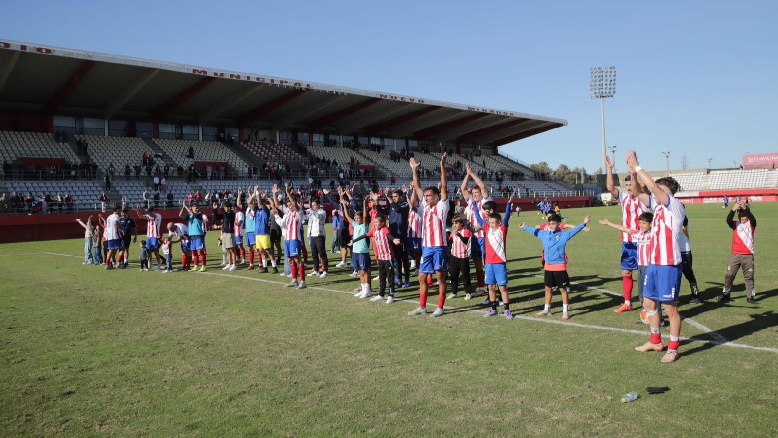El Algeciras celebra su victoria ante el Sanluqueño.