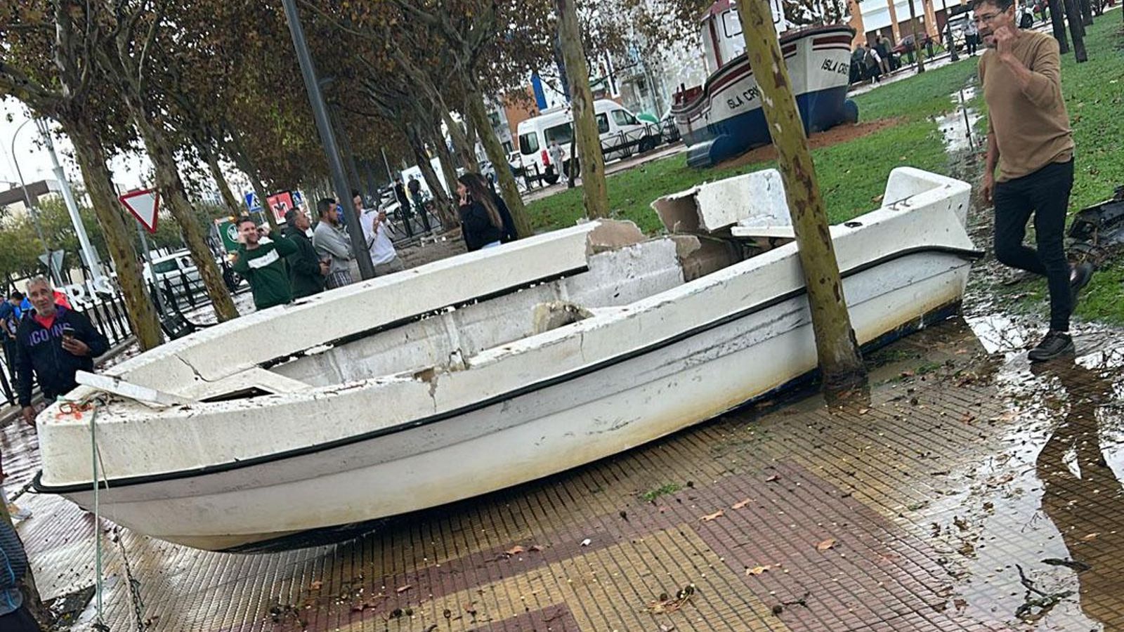 Una embarcación ha quedado en mitad de una avenida