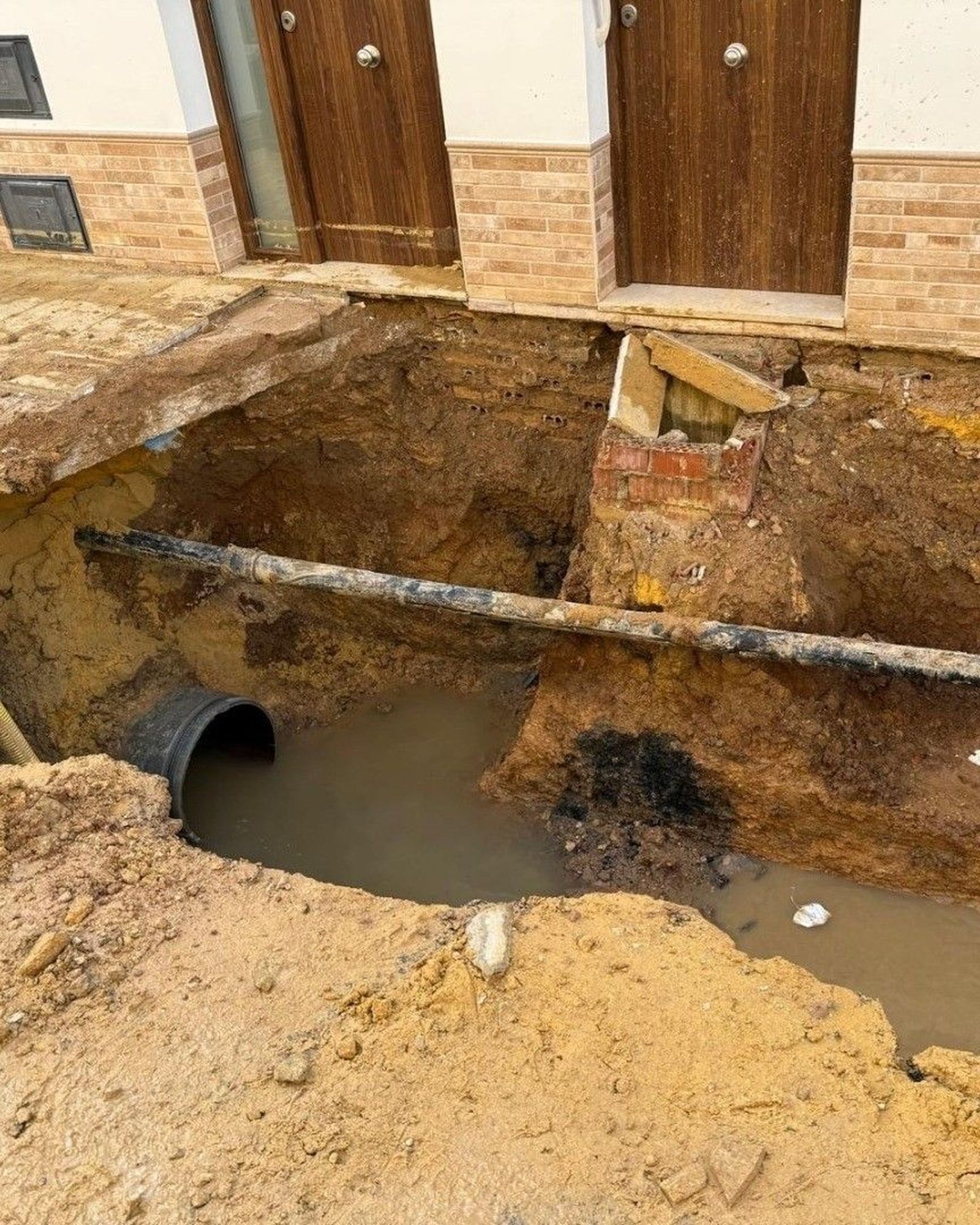 Una de las calles afectada en Utrera por la tubería rota.