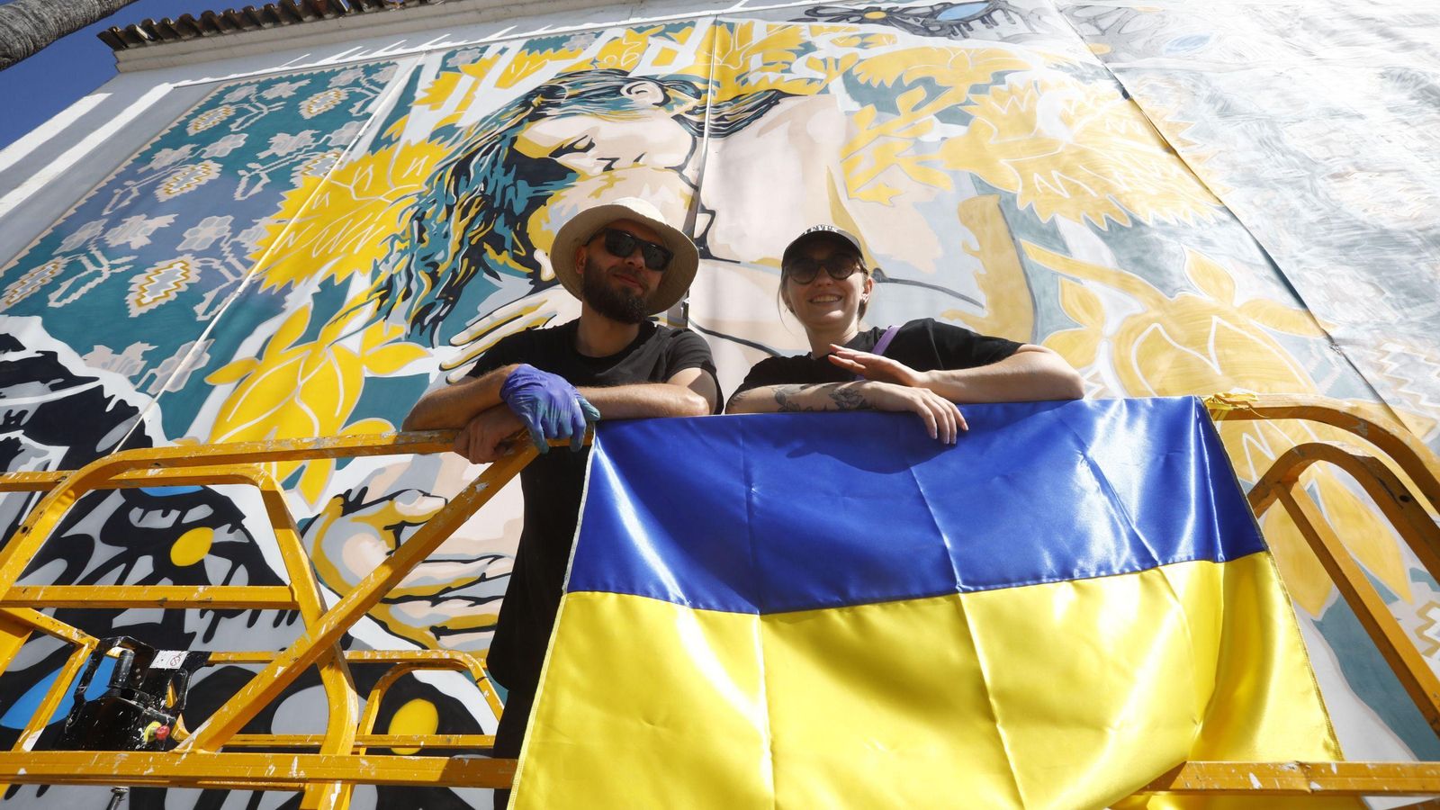 Los dos artistas ucranianos, ante su mural por la paz. Los dos artistas ucranianos, ante su mural por la paz.