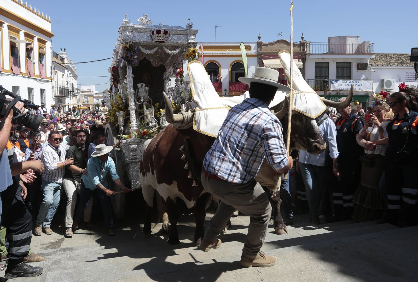 Paso de las hermandades por Villamanrique