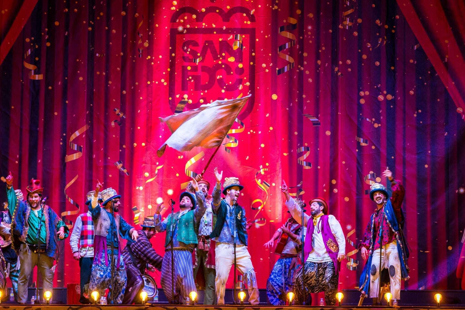 La noche de coros (y otras agrupaciones) en el Carnaval de San Fernando, en imágenes.