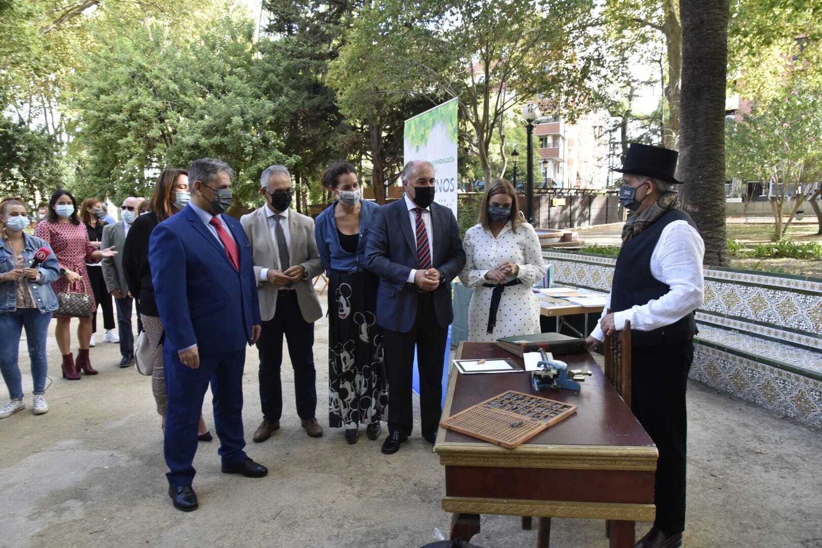 Un técnico de la ONCE explica a las autoridades cómo funcionan varios aparatos adaptados.