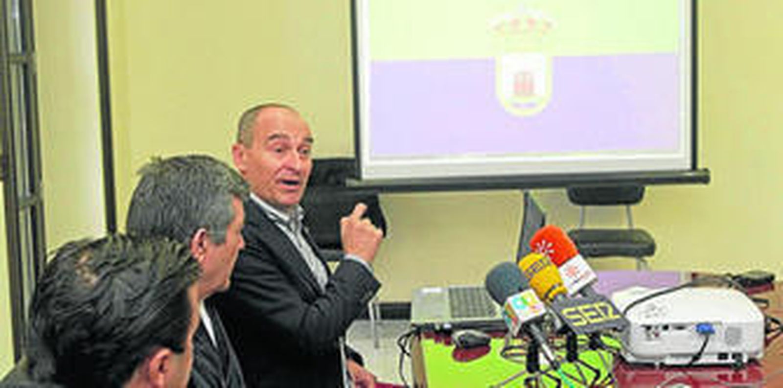 El presidente del IECG, Ángel Sáez, durante la presentación del escudo y bandera comarcales, ayer.