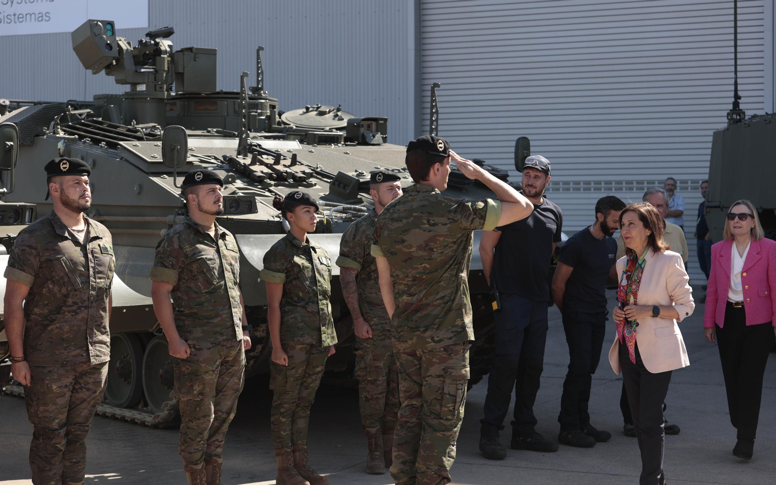 La visita de la ministra de Defensa a la fábrica De Santa Bárbara en imágenes