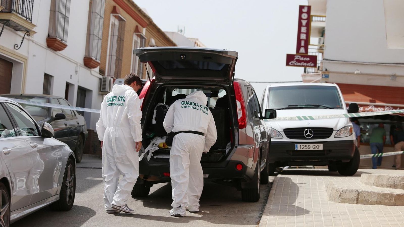 Inspección ocular la mañana siguiente al crimen.