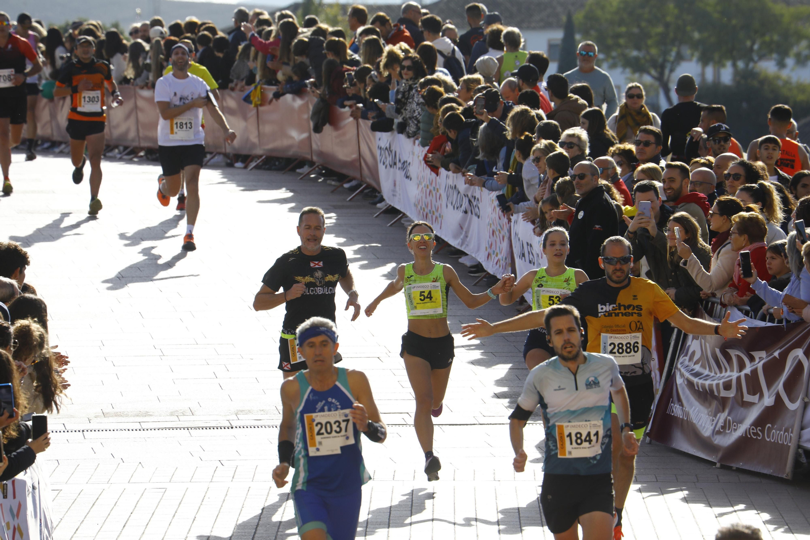 La gloria de cruzar la Puerta del Puente: imágenes de la meta de la 36 Media Maratón de Córdoba