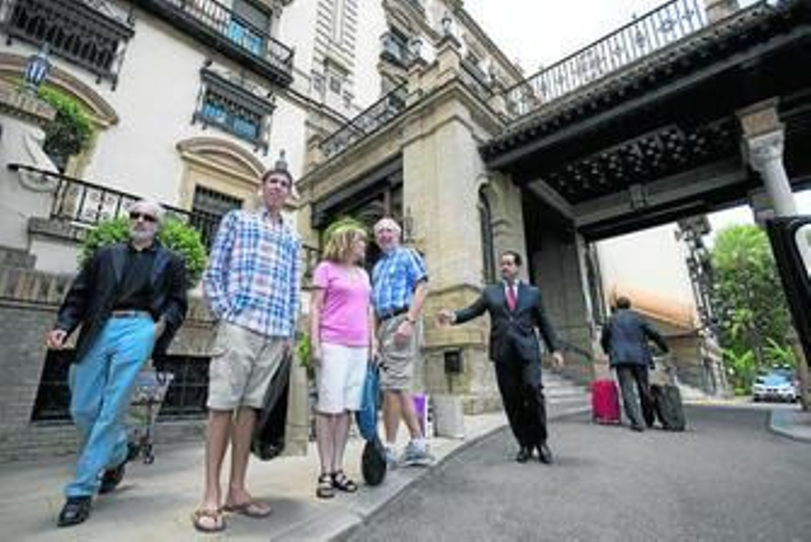 Carlo Suffredini, director del Alfonso XIII, despide a la familia Wood, a las puertas del establecimiento.