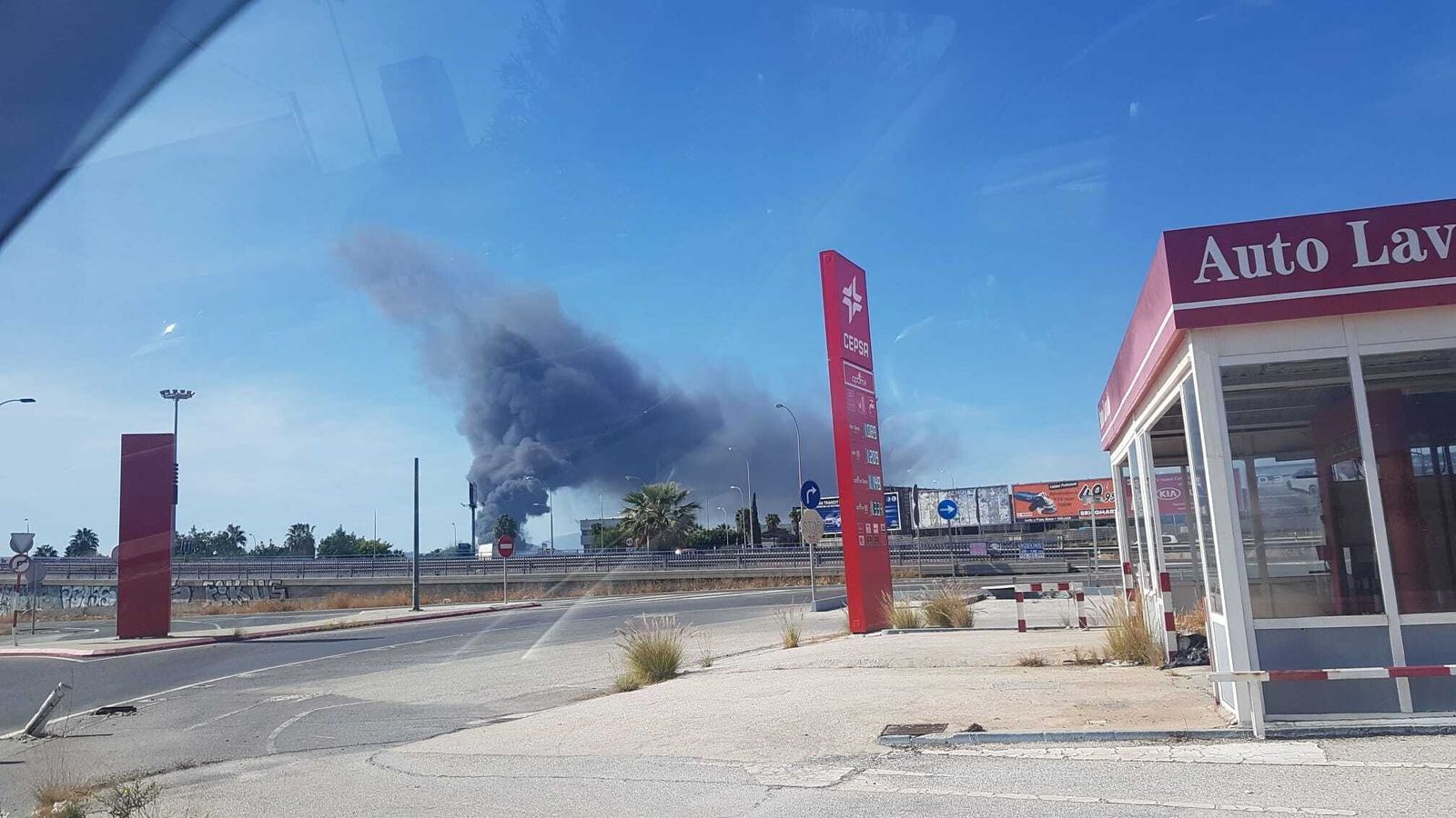 El incendio en el polígono Guadalhorce de Málaga, en fotos