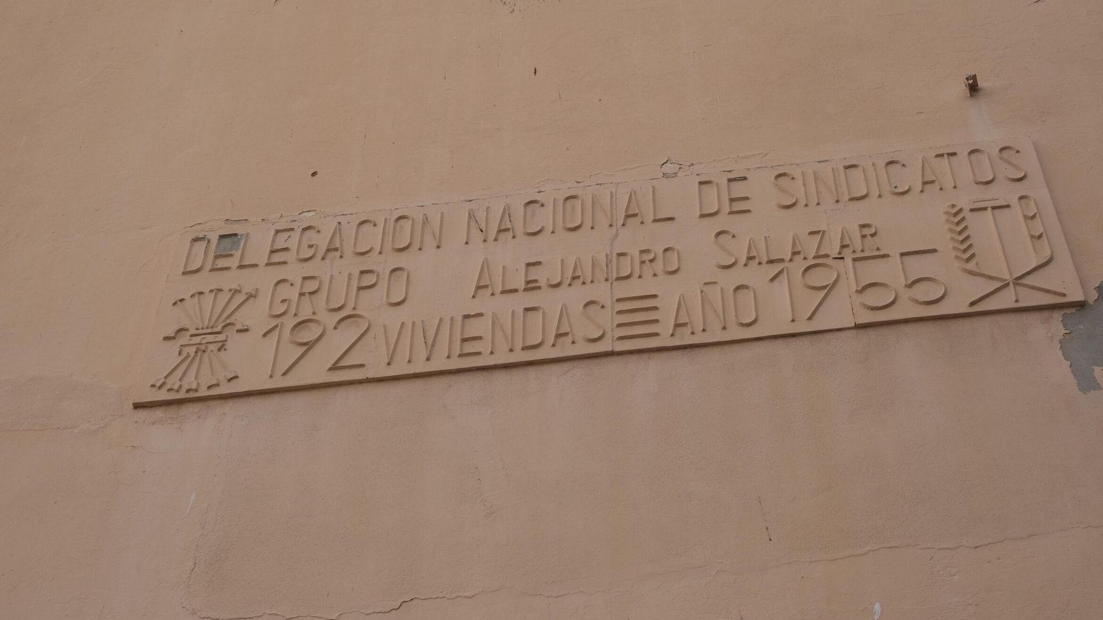 Escudo del grupo de viviendas construida en 1955 que aún permanece en el Barrio de Los Pintores