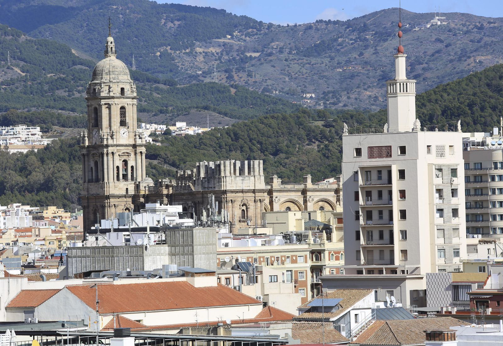 La torre de la Catedral, a la izquierda; la torre de La Equitativa, a la derecha