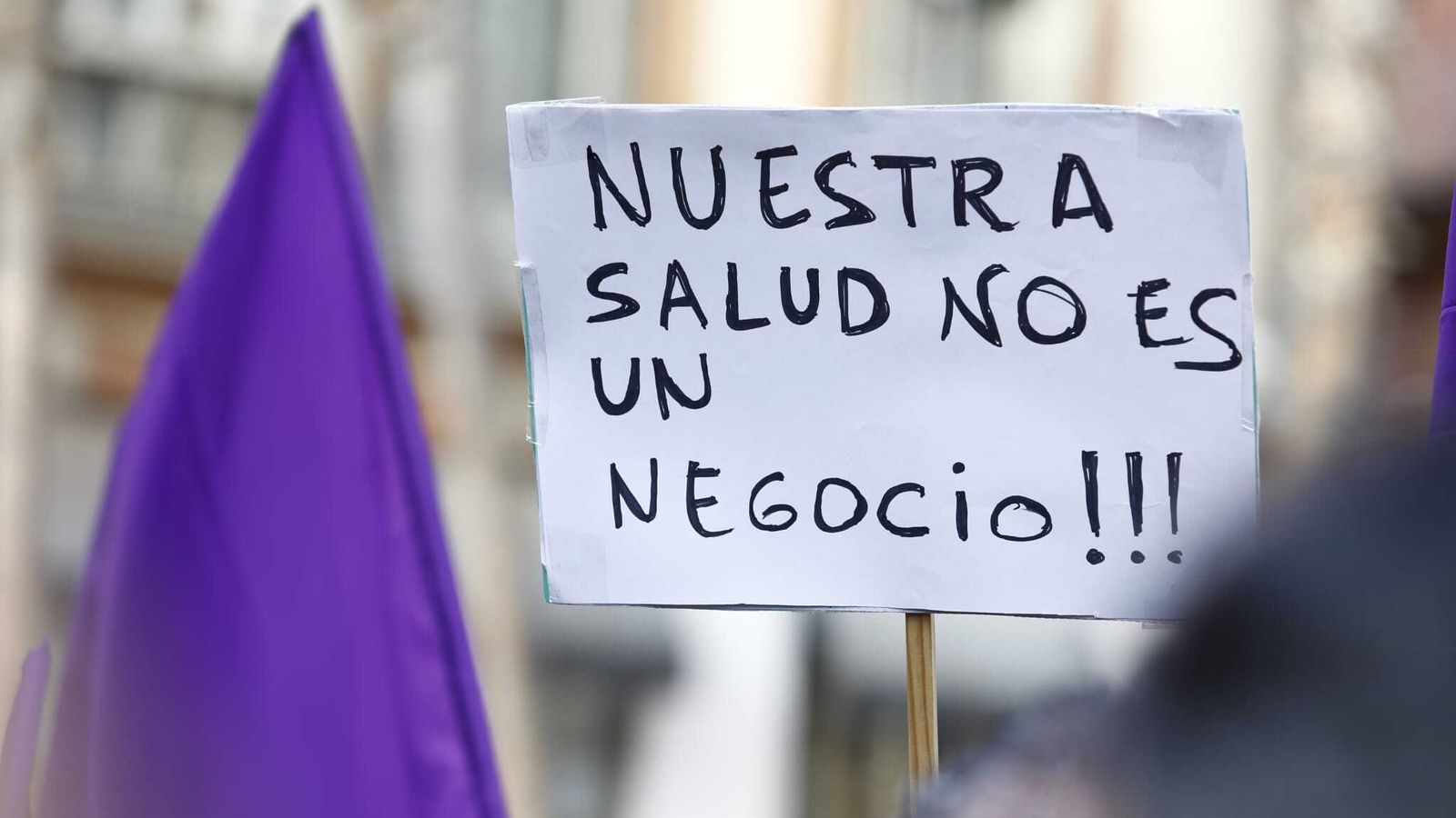Cartel alusivo a la presunta intención de la Junta de privatizar la sanidad pública