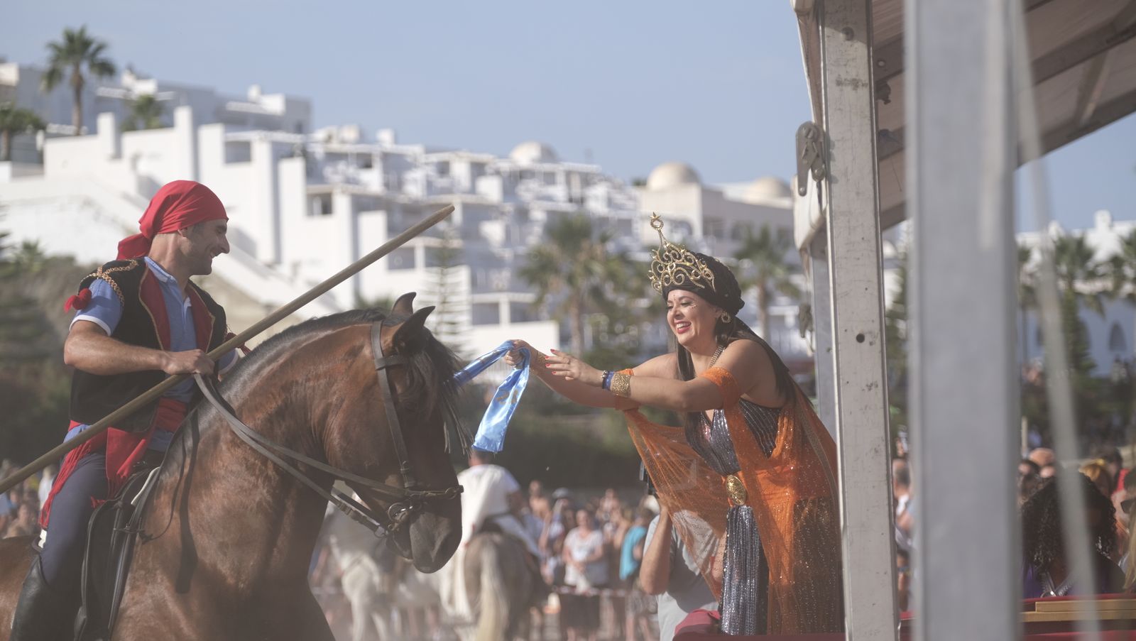 Imágenes de la carrera de cintas a caballo en las Fiestas de Moros y Cristianos de Mojácar