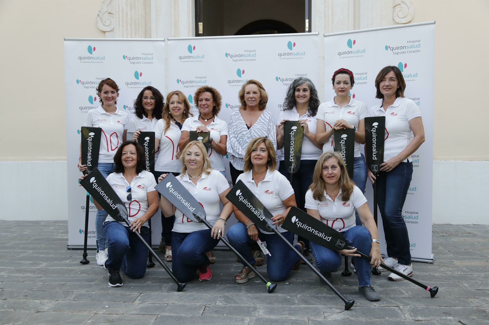 Integrantes del Dragon Boat BCS Sevilla en la presentación del campeonato con QuironSalud.