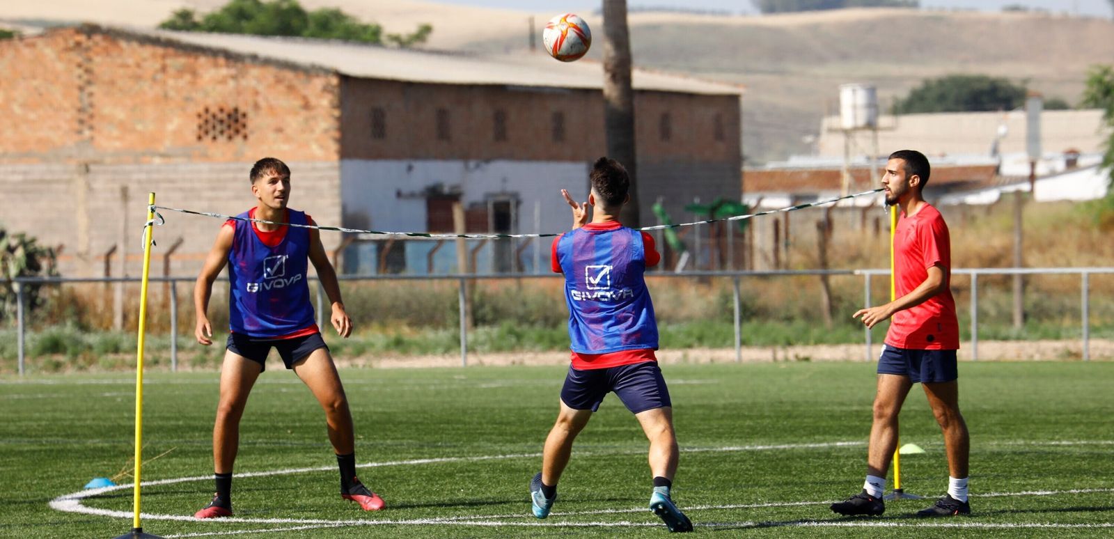 Los jugadores del Córdoba B juegan al 'futvolley' en el último entrenamiento antes de viajar a Getafe.