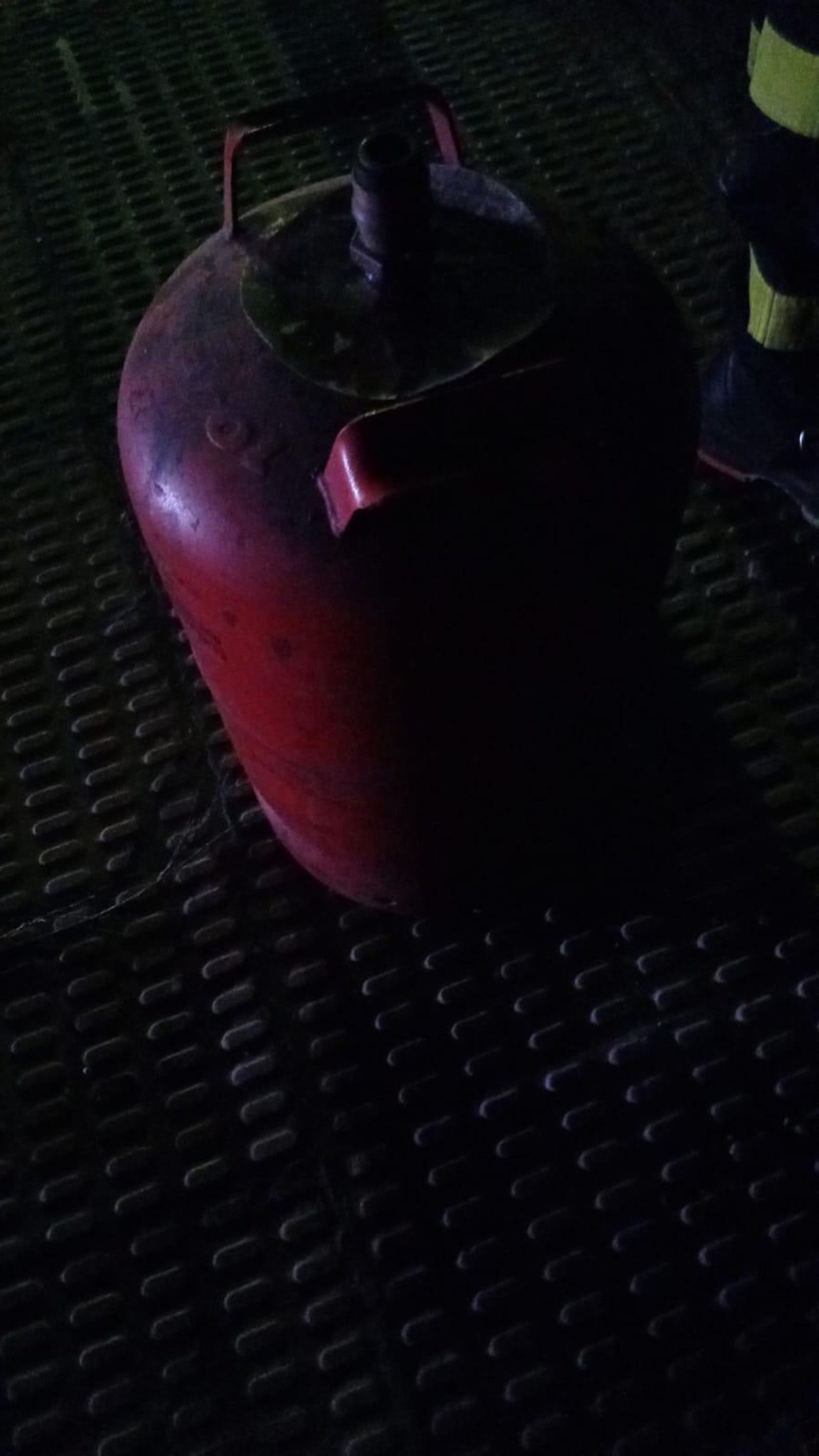 La bombona que originó el fuego en el aparcamiento de Acerinox. La bombona que originó el fuego en el aparcamiento de Acerinox.