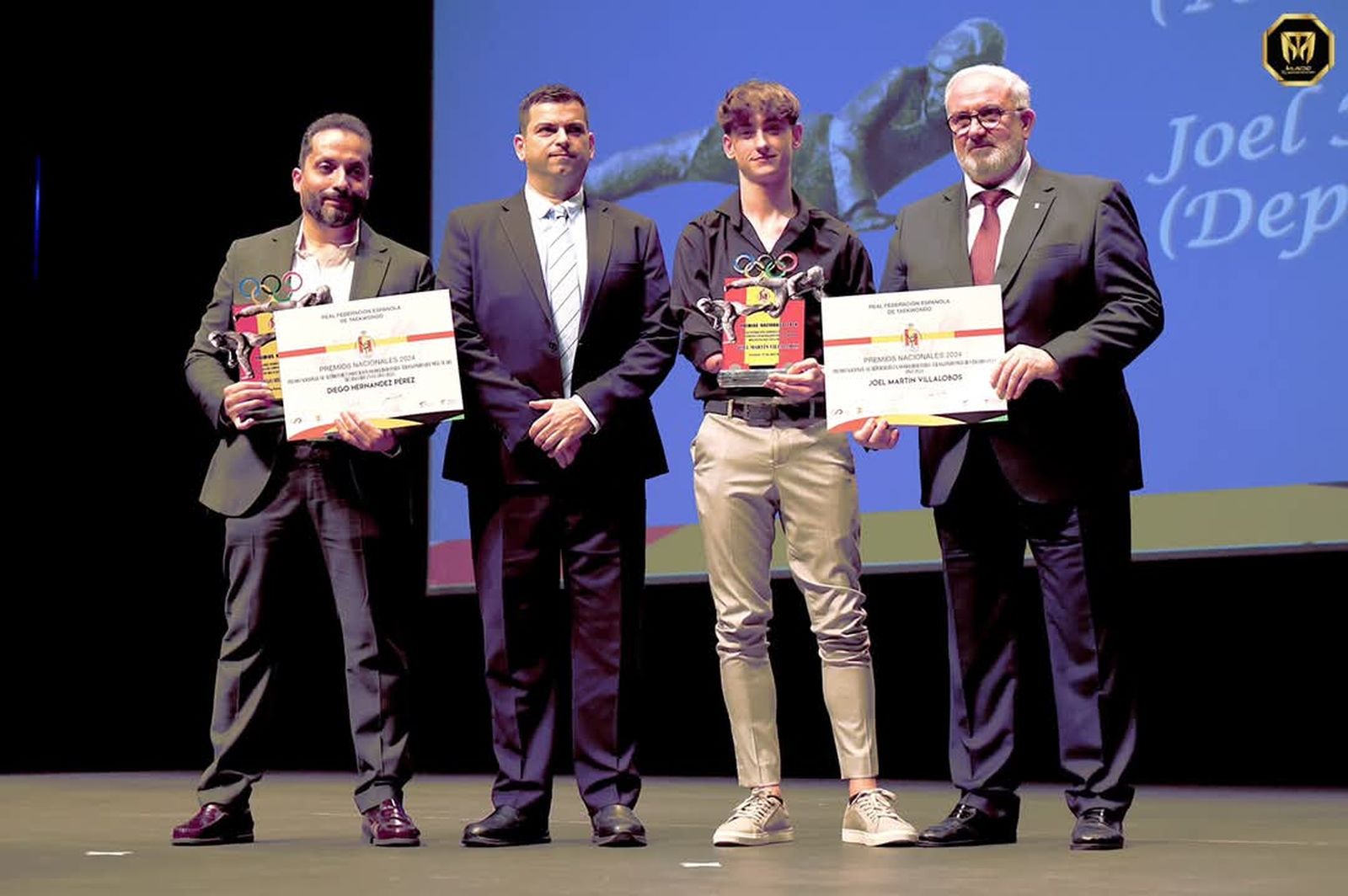 Diego Hernandez, primero por la izquierda, posa con diploma y trofeo conseguido en la gala de los Premios Nacionales.