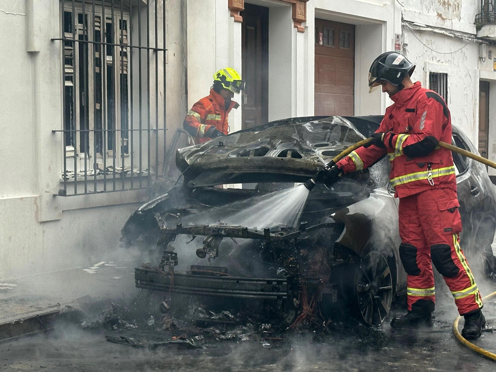 Alarma vecinal en Cartaya por el incendio de un coche: así han sofocado las llamas Policía Local, Guardia Civil y Bomberos